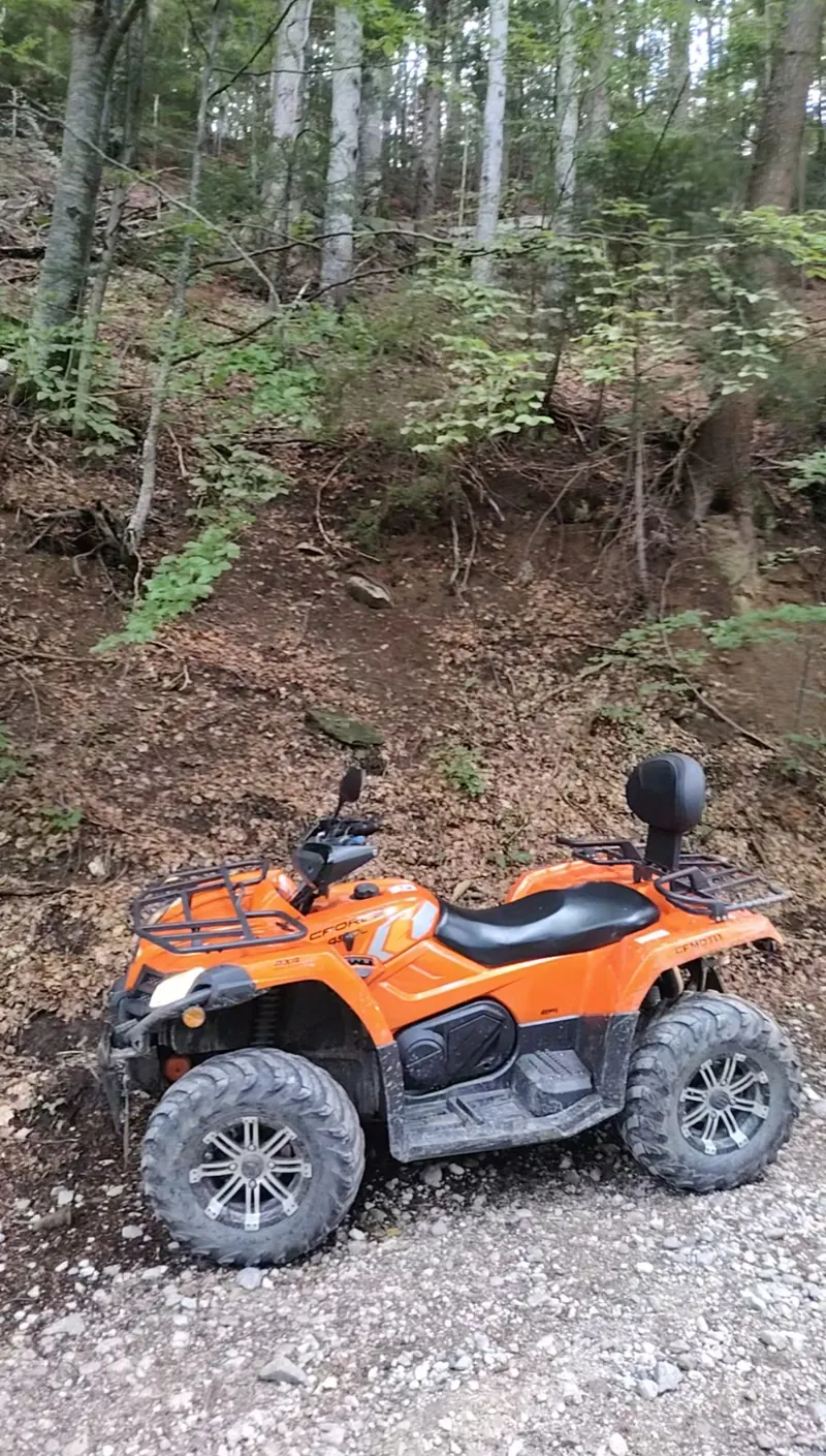 ATV CFMOTO portocaliu pe traseul Calea Codrului, Sinaia