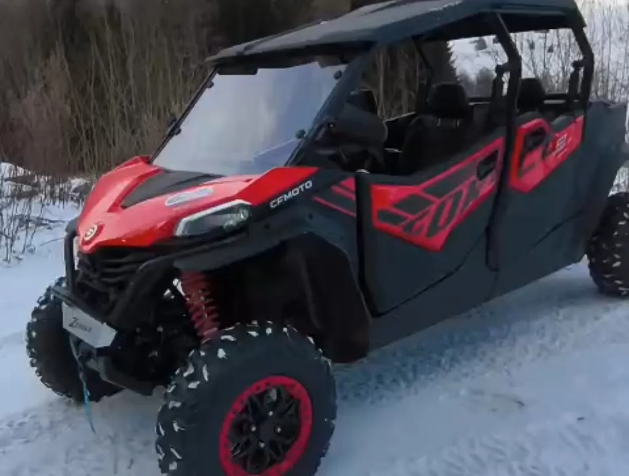 CFMOTO ZFORCE 950 cu 4 locuri, buggy side-by-side pentru închiriere în Sinaia