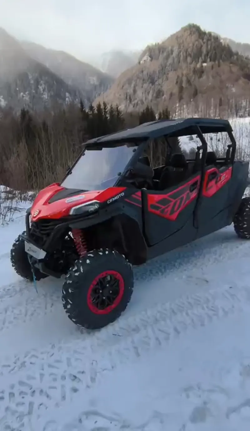 Buggy CFMOTO roșu în zăpadă, tur ATV de iarnă în Munții Bucegi
