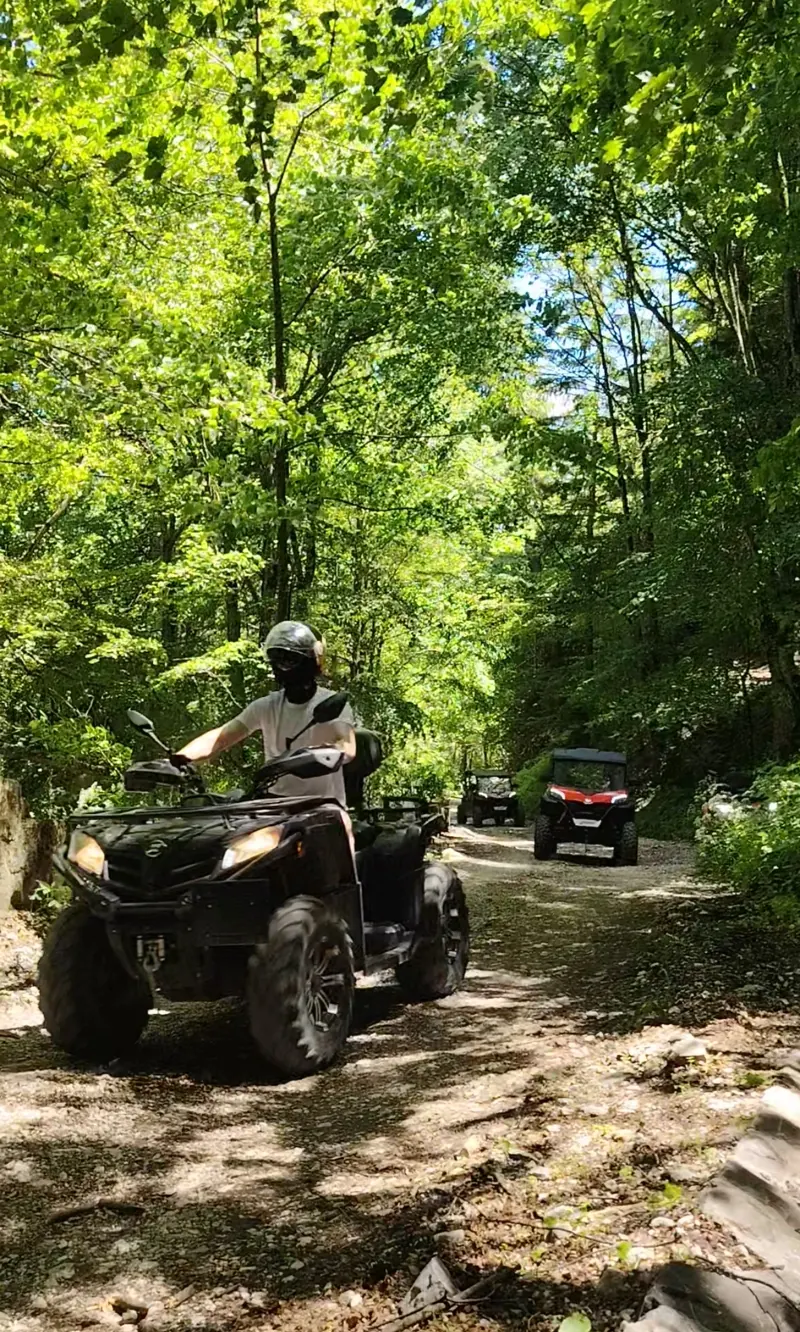 Coloană de ATV-uri și buggy pe Drumul Forestier, tur ghidat Sinaia