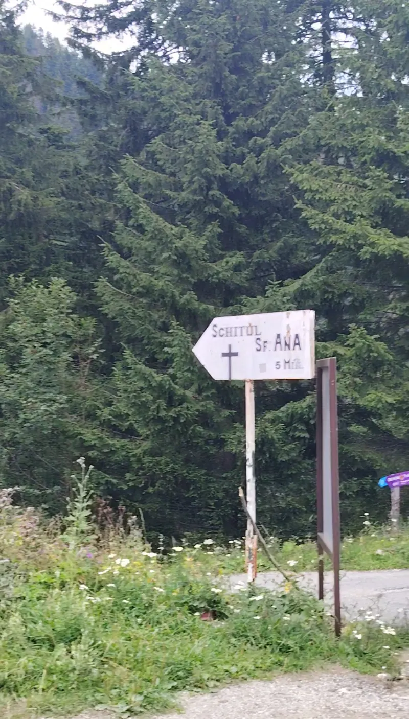 Signpost to the Saint Anne Hermitage on the Cota 1400 trail, Bucegi Mountains