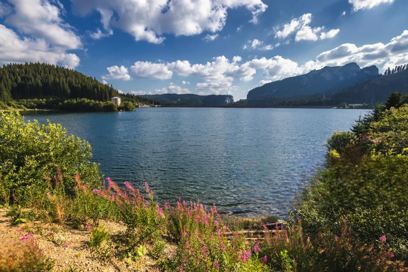 Lacul Bolboci și barajul din Munții Bucegi, pe traseul ATV spre Peștera Ialomiței
