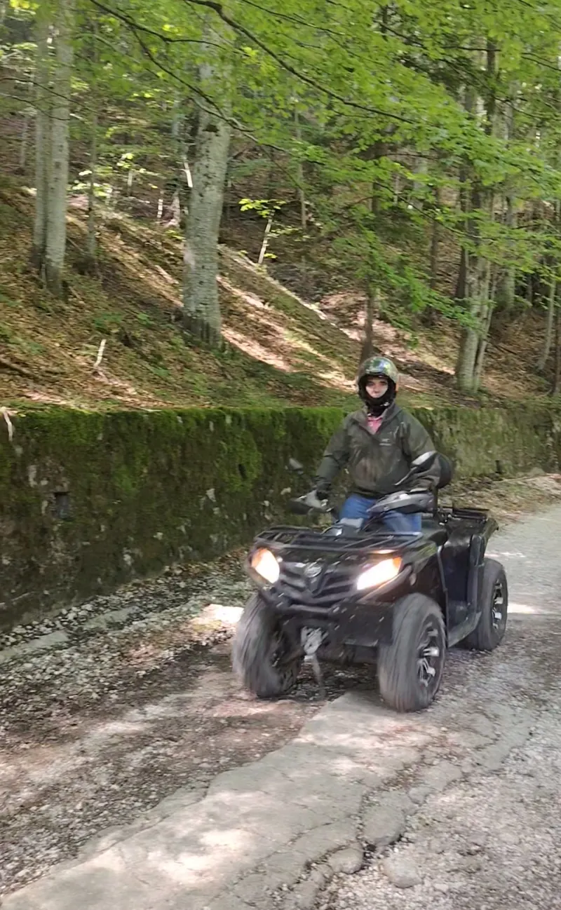 Turist pe ATV pe traseul Drum Forestier prin pădurea din Sinaia